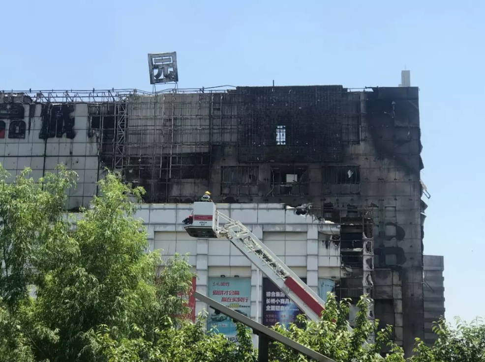 消防隊(duì)升起云梯