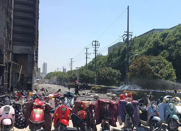 消防隊(duì)員進(jìn)行滅火